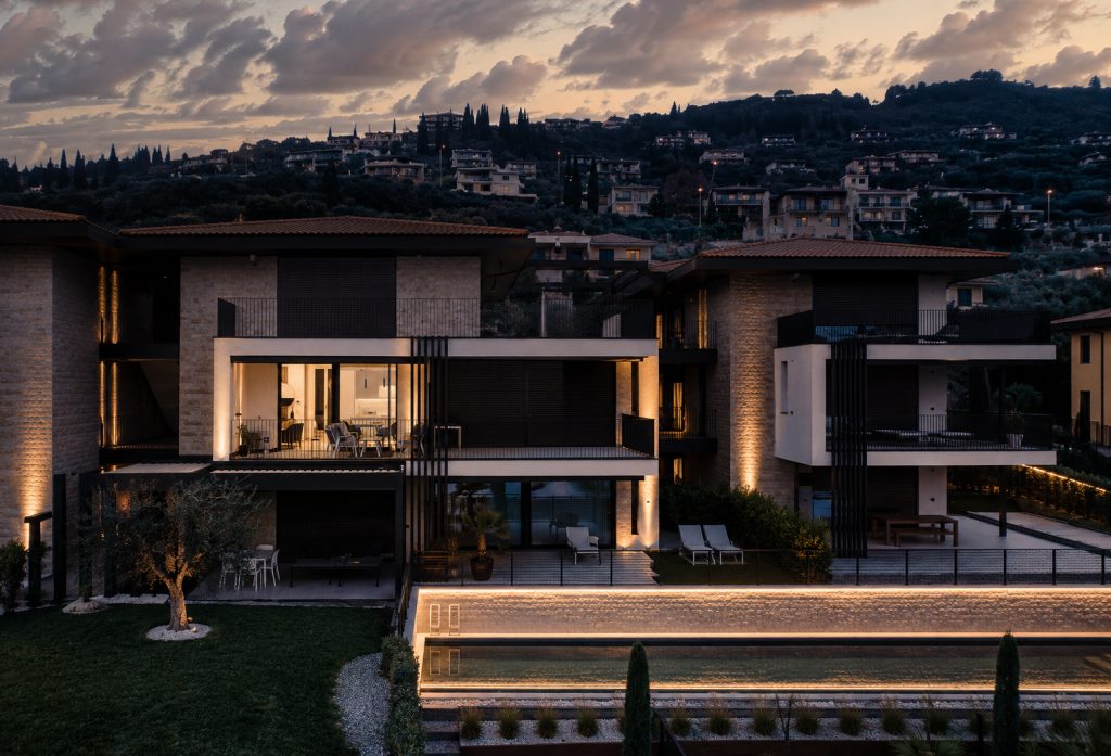 Casa Azura, Exterior
