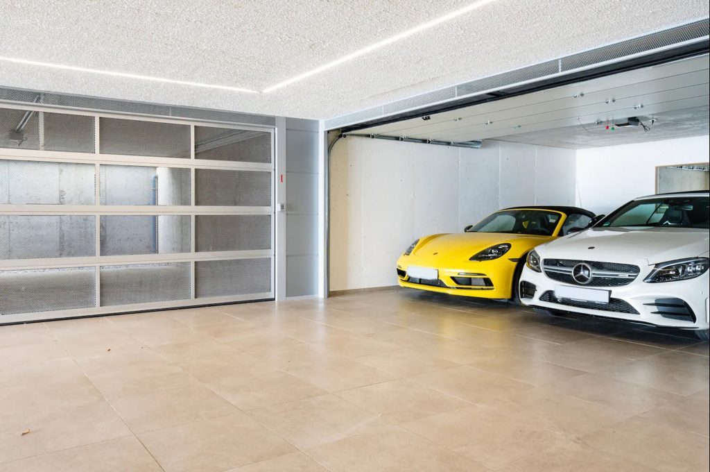 Casa Azura, Private Garage