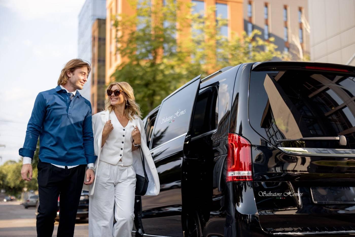 Guests arriving with the Mercedes-Benz V-Class transfer